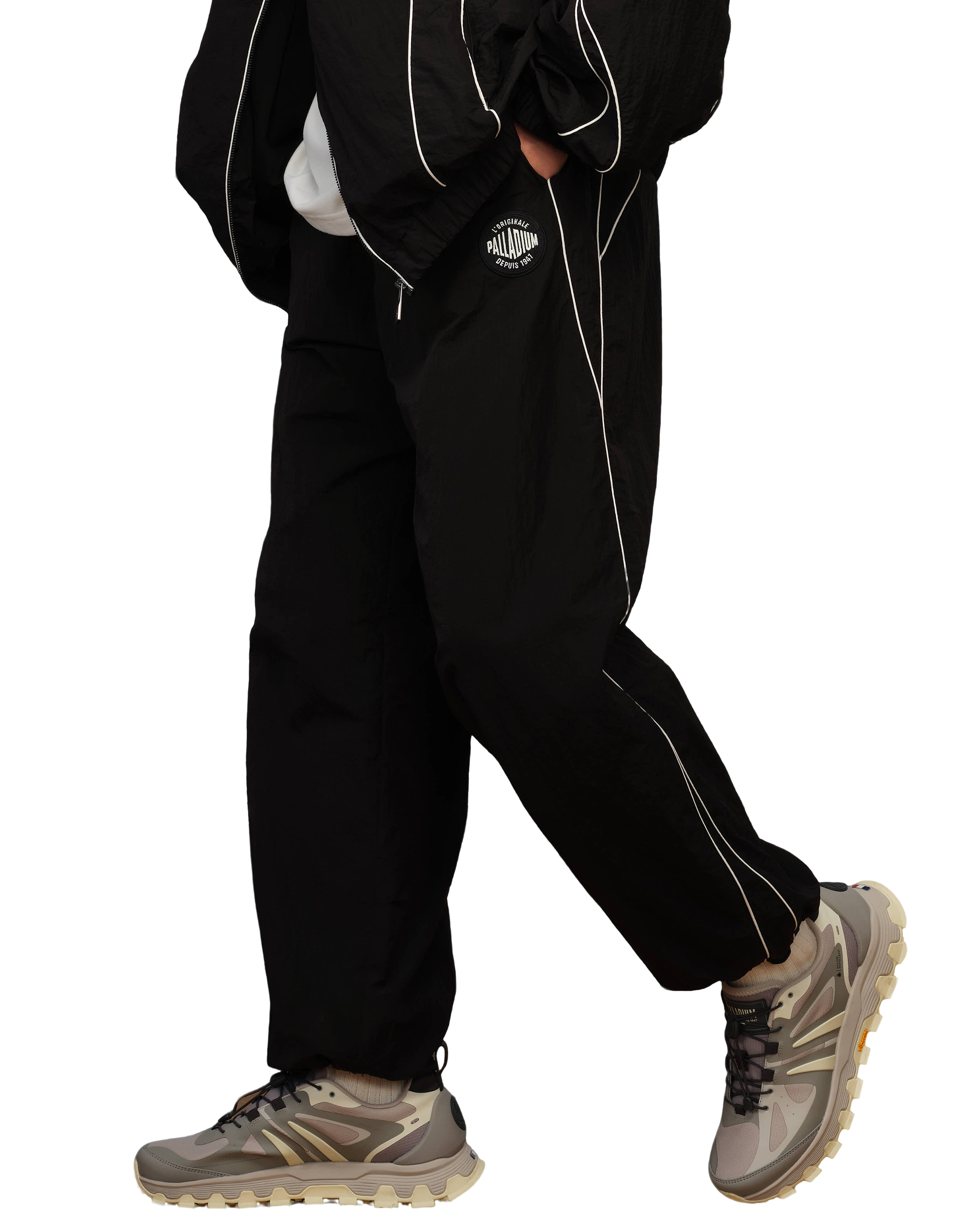 1010432-032 | MEN'S LOGO SIDE STRIPED LOOSE FIT CHECKED PANTS | TAP SHOE