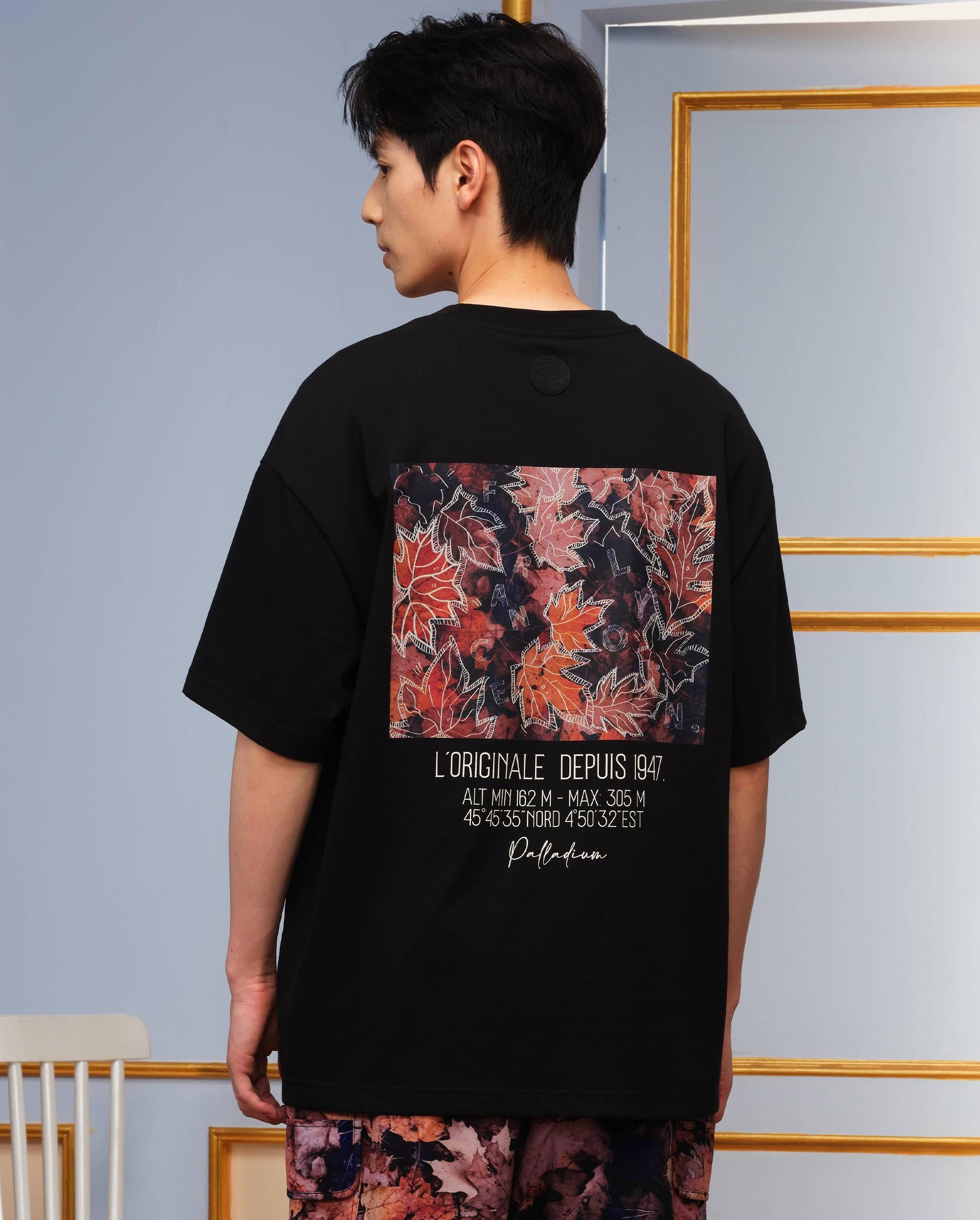 1010464-032 | MEN'S LOGO LOOSE FIT MAPLE LEAF PRINTED T-SHIRT | TAP SHOE