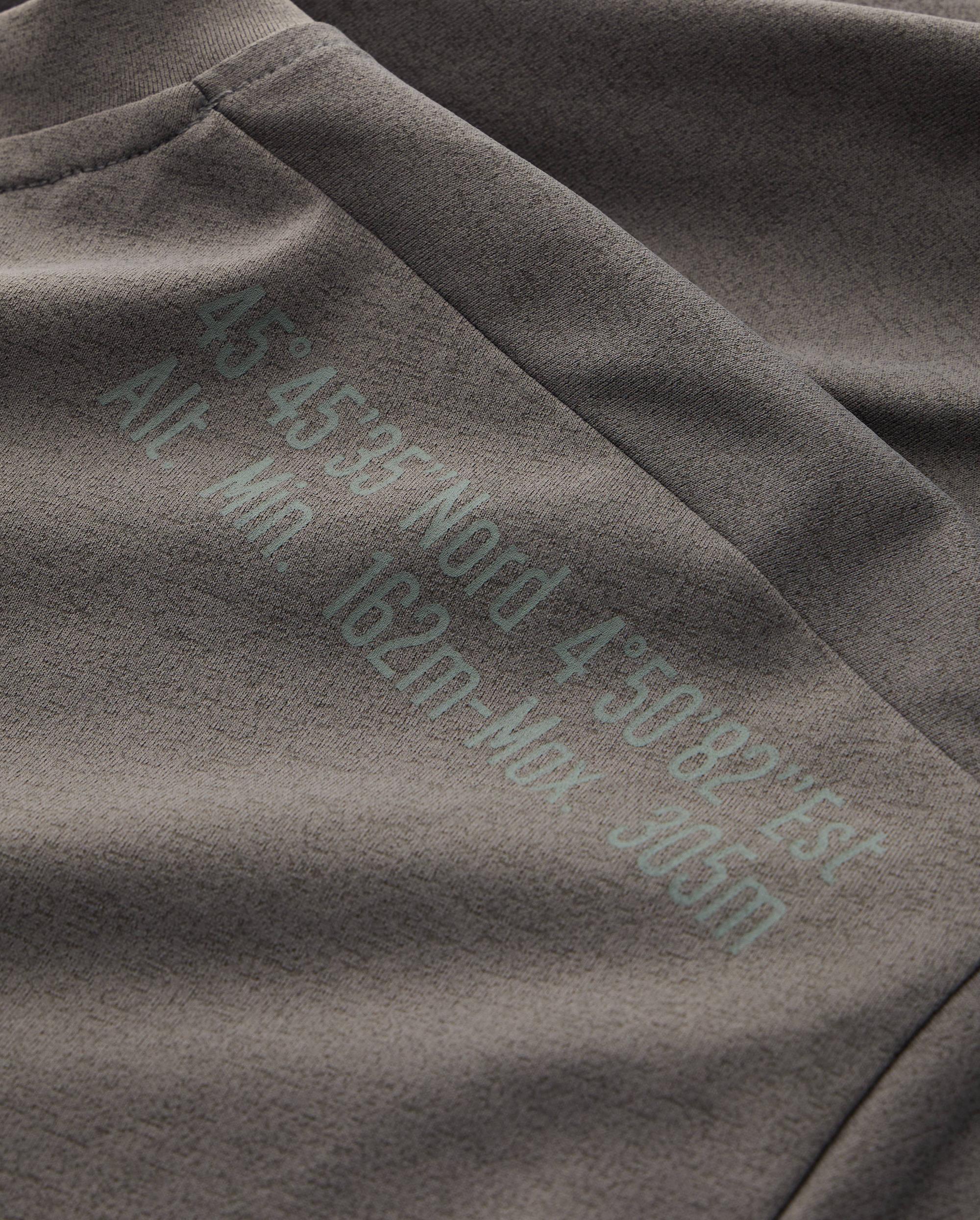 1011533-006 | MEN'S LOGO HENLEY COLLAR POCKET T-SHIRT | IRON GREY