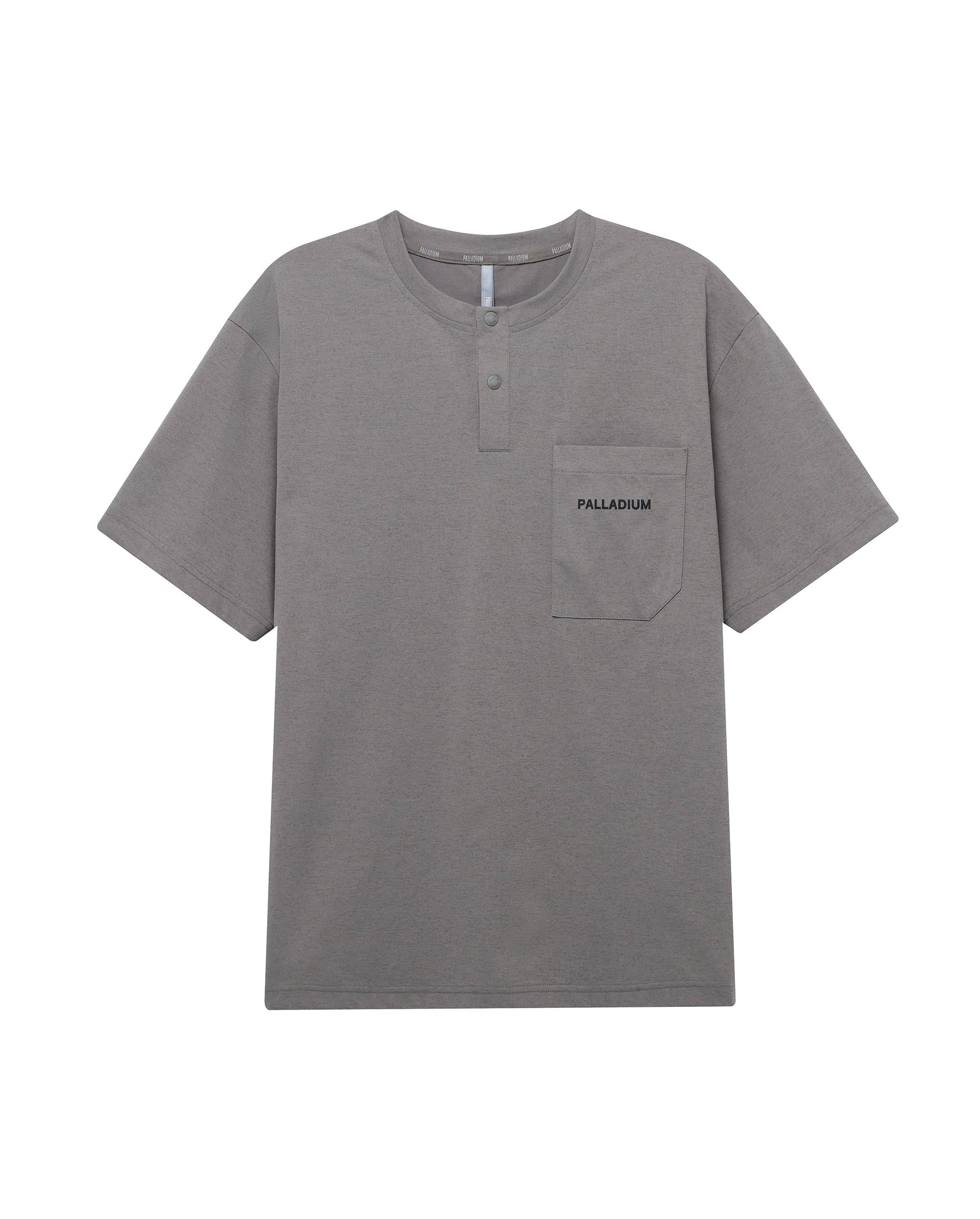 1011533-006 | MEN'S LOGO HENLEY COLLAR POCKET T-SHIRT | IRON GREY