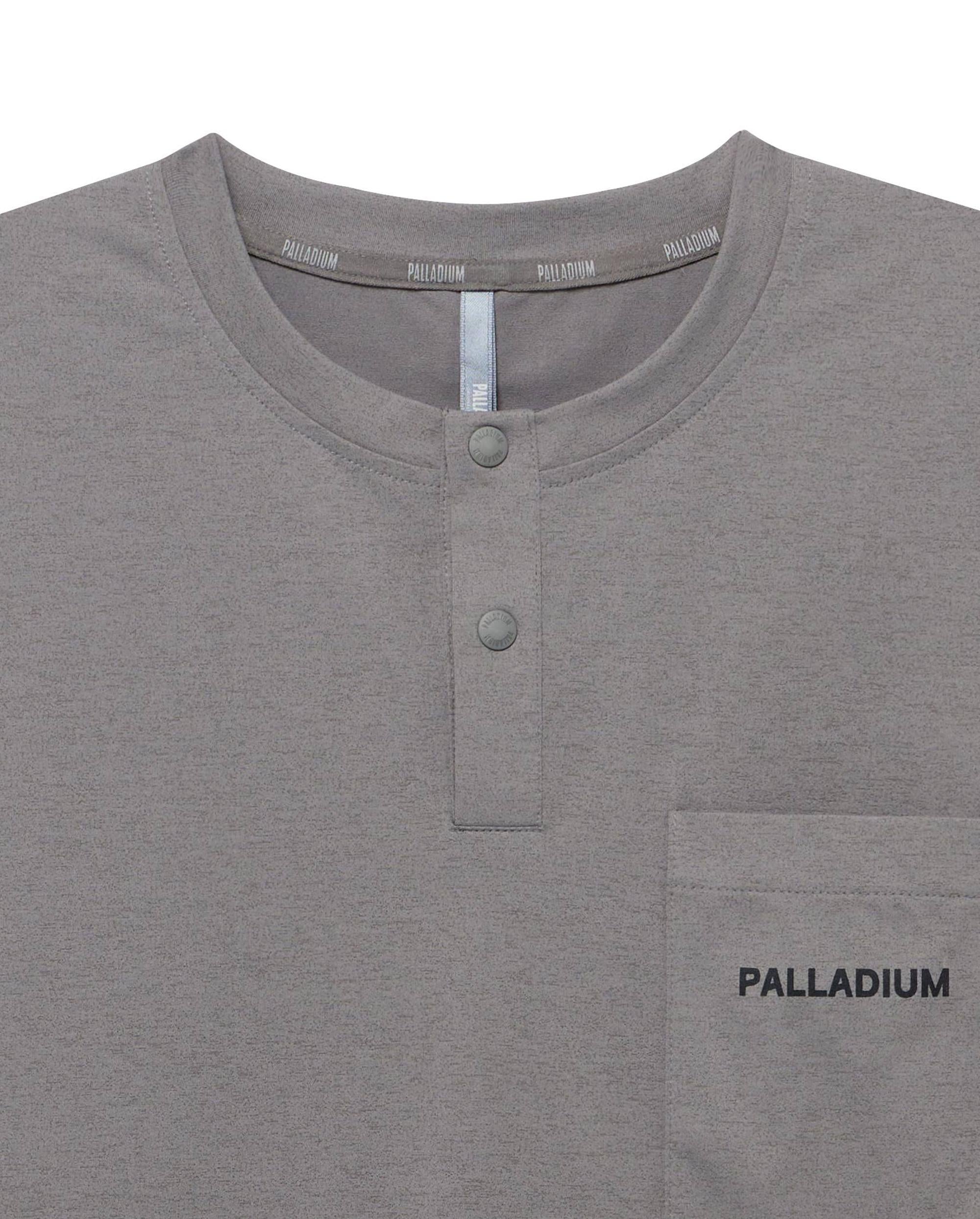 1011533-006 | MEN'S LOGO HENLEY COLLAR POCKET T-SHIRT | IRON GREY
