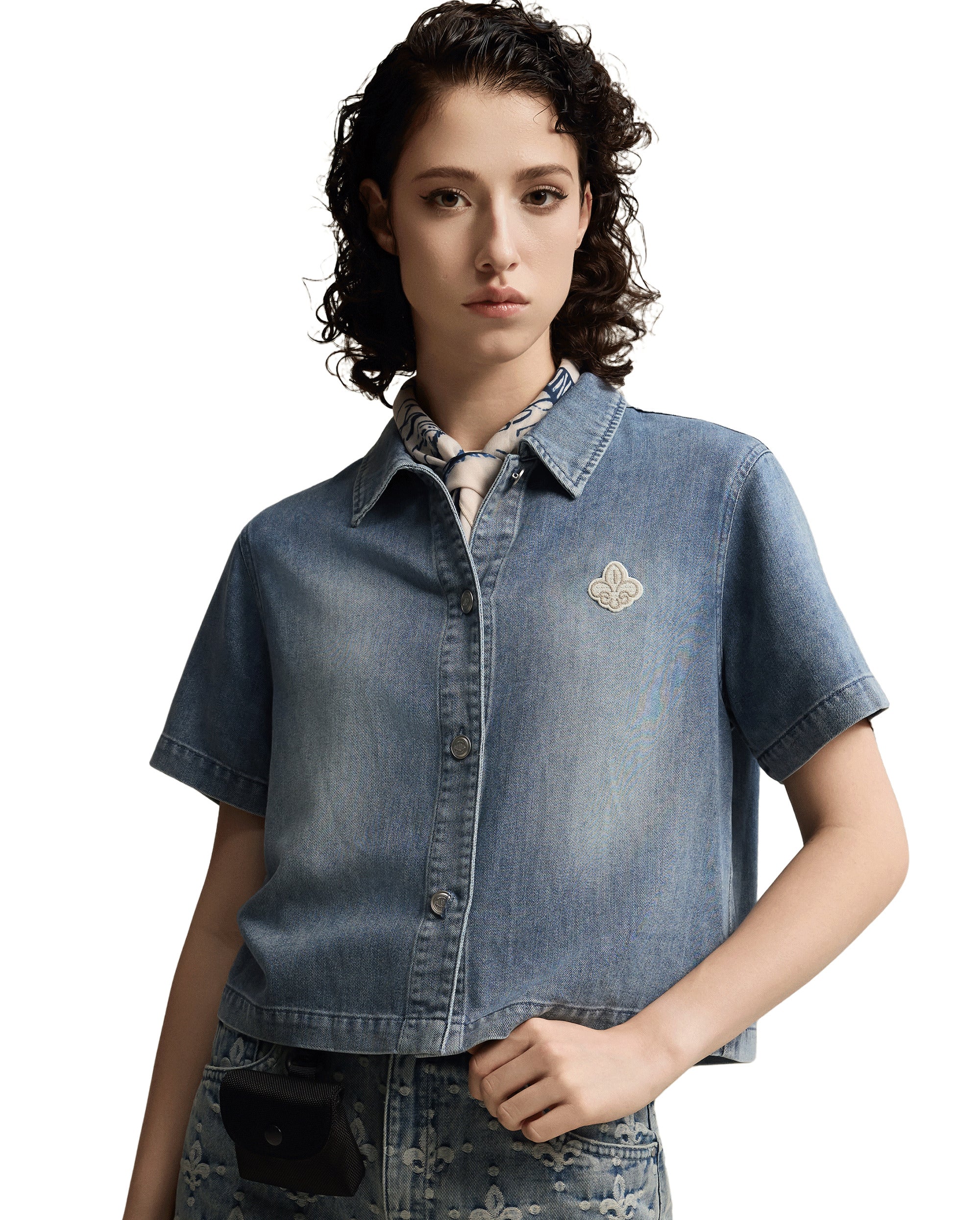 1911395-424 | WOMEN'S EMBROIDERED IRIS LOGO DENIM SHIRT | BLUE SHADOW