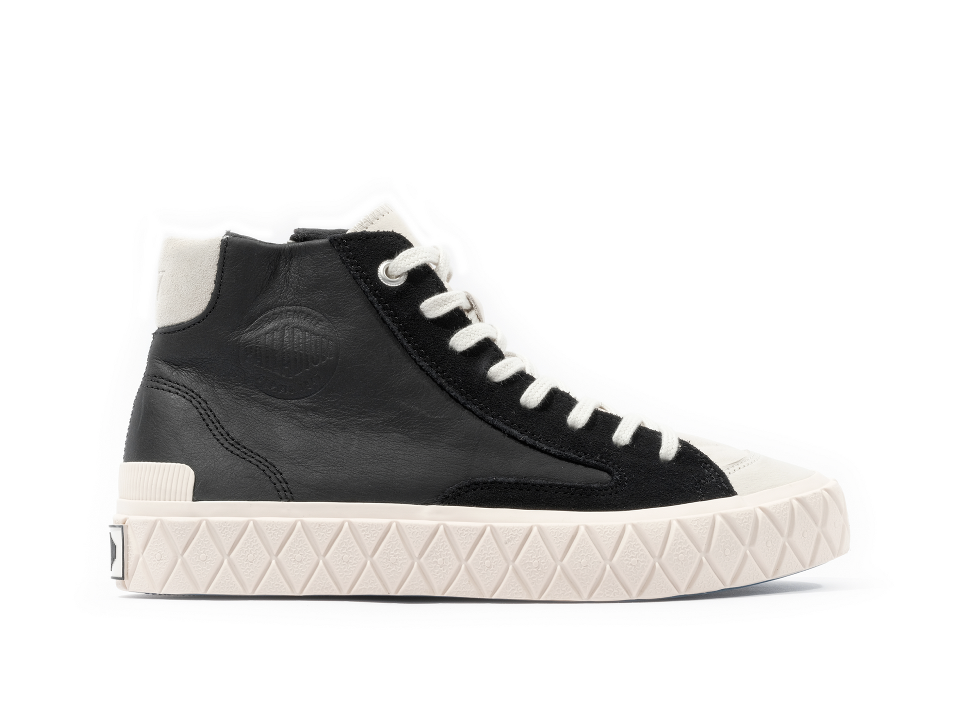 74320-016-M | PALLA ACE CHUKKA SUEDE | BLACK/MARSHMALLO