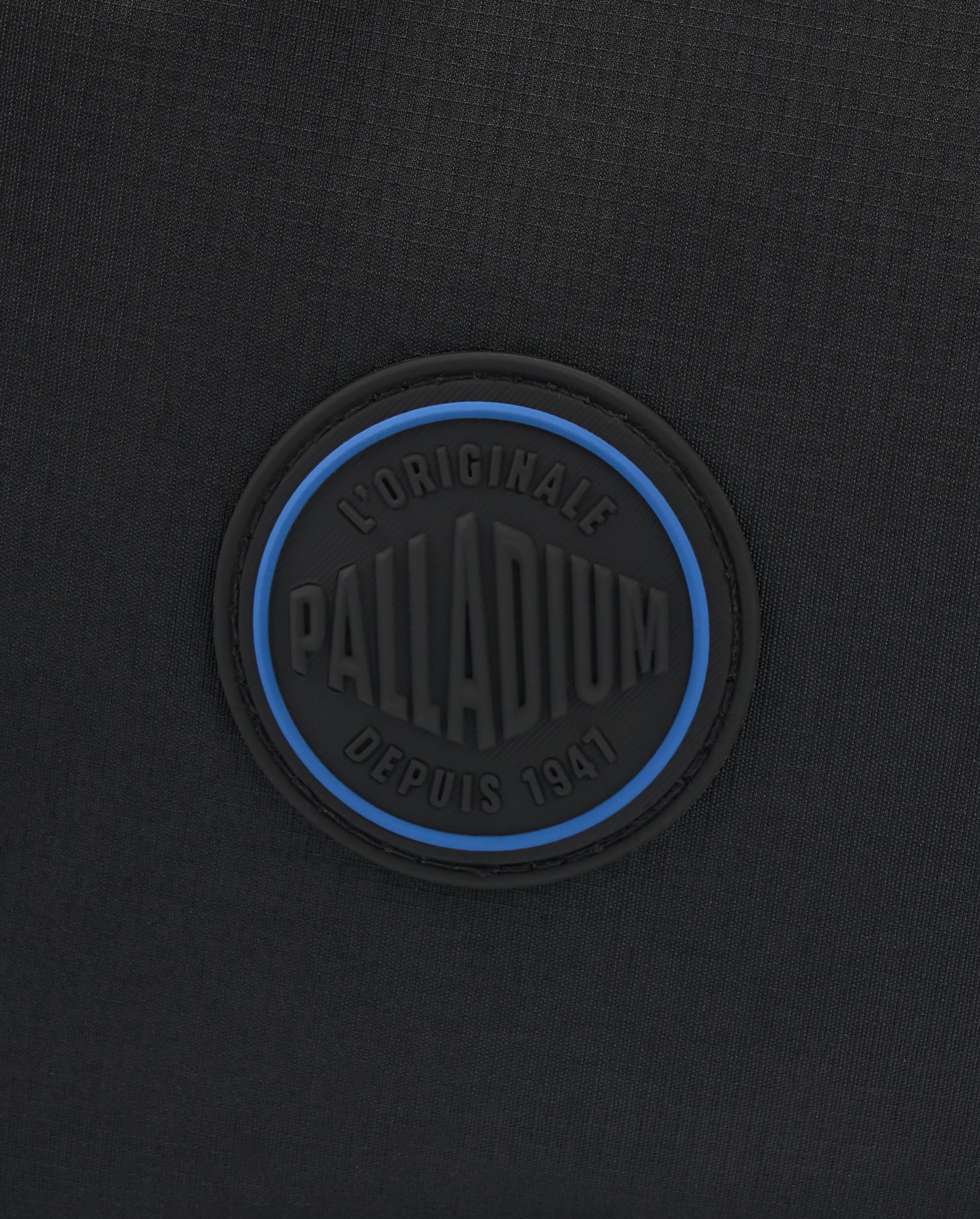 BG699-032 | BLUE CIRCLE LOGO WATER REPELLENT CROSSBODY BAG | TAP SHOE